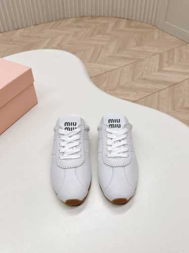 出厂 半拖款 Miumiu 2025休闲德训鞋 拖鞋 简单很随意不羁又能体现单宁美感 整双鞋子设计简约时尚 上脚非常轻便 百搭 面料: 磨砂皮拼透气布面 内里: