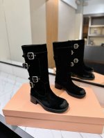 Miu Miu 2024 走秀款 马丁骑士靴 秋冬最美战靴鞋头大大翘翘是精髓。 妥妥断货节奏每一双都是独一无二不对寸的拉丝做旧复古效果 ，酷飒酷飒的延续了爆款