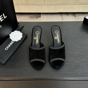 chane* ｜小香25Ss春夏新品 性感珍珠跟高跟拖鞋 很经典百搭的设计 无论什么场合都可以Hold住 任何身高都能驾驭的高度 且不失气场和魅力 特色在于鞋跟