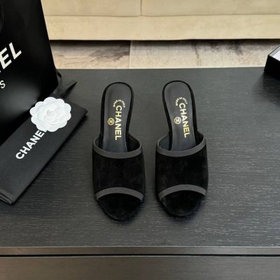 chane* ｜小香25Ss春夏新品 性感珍珠跟高跟拖鞋 很经典百搭的设计 无论什么场合都可以Hold住 任何身高都能驾驭的高度 且不失气场和魅力 特色在于鞋跟