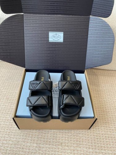 莞产 官网同步盒包装 prada 25Ss 春夏 新款 厚底款 凉拖鞋 想起了小时候上学同学们穿的魔术贴涼鞋仁 经典设计 永不过时 选鞋子注重美观的同时 舒适是