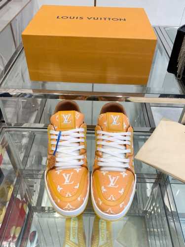 520Louis Vuiton 路易威登 Ss新款 Lv Trainer系列板鞋篮球鞋 休闲运动鞋 Lv Trainer运动鞋是由设计师Virgil Abloh