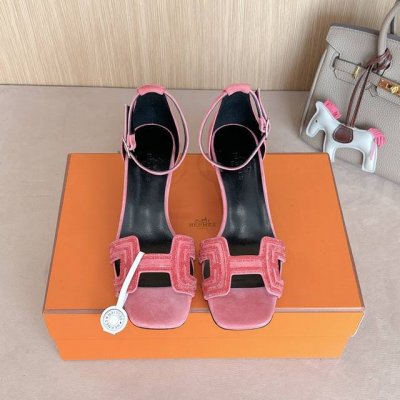 4Cm组图 出厂价p Hermes 爱马仕 Joy 40高跟凉鞋 时尚又百搭 搭配H鞋头 超级舒服 每个细节都做到极致 搭配同色调标志性纯鞋扣 设计简约流畅 打