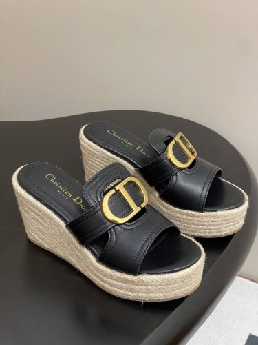 25Ss春夏新款Dior 迪奥草编坡跟凉拖鞋Cd扣防水台厚底高跟拖鞋 这款草编 Dior坡跟凉拖是二零二四冬季成衣系列新品，从复古标识汲取灵感，彰显现代风格。牛