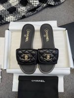 顶级版本2025Chanel香奈儿书包扣拖鞋来了，爆款设计，沿用小香经典书包旋转扣，又一经典 大底:意大利真皮大底 面料:混种羊皮 内里:羊京 码数:35-40