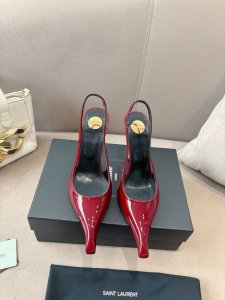 圣罗兰Ysl 25Ss 秋冬成衣系列走秀款的高跟鞋 鞋头和透明鞋跟的设计，最终呈现效果也挺有感觉 唯有Ysl最懂女人心，不接受反驳，超级无敌女人味神器，女人必备