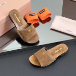 厂价 袜子套颜色随机送一对 Miu Miu 缪缪25Ss早春新品走秀 糖果色实木厚底拖鞋 这一季的秀场木底拖鞋真的超美 高级感十足！上脚非常Nice～ 配上美甲