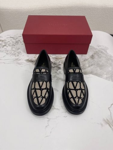 valentino华伦天奴新款男士乐福鞋 品牌Logo装饰设计 时尚休闲皮鞋 这款乐福鞋采用进口牛皮鞋面 内里本染小牛皮 小牛皮鞋垫 上脚柔软舒适透气 配原盒全