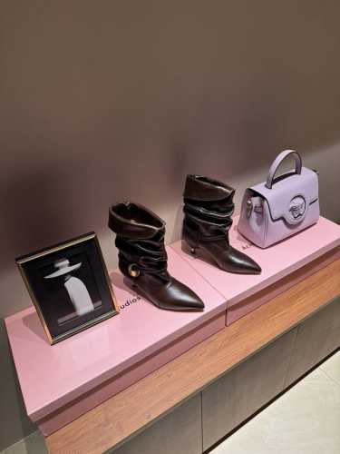 Isbel marant24秋冬新品 秀款铆钉牛仔西部靴 一眼就心动的铆钉靴 来自小众品牌伊莎贝尔 穿着超级舒服 封神款 这个秋冬必备的单品 慵懒风的感觉真的随