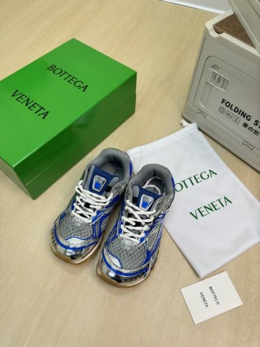 最全色 Bv Orbit运动鞋 王一博 同款 情侣款老爹鞋 Runner运动鞋，采用轻质科技网布面料。 搭配几何图案设计橡胶外底。 蓝色 女款 男款10 王炸系