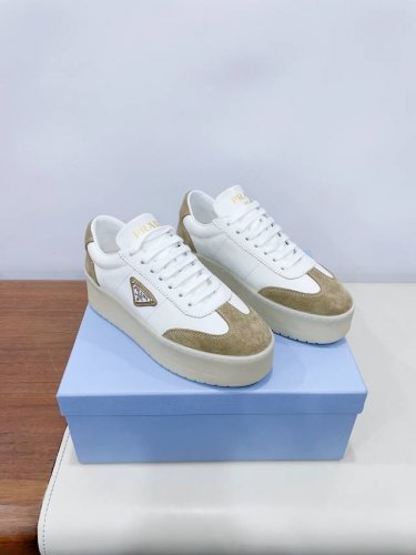 PRAD* P家25ss春季休闲鞋系列 厚底牛皮休闲鞋 原版1:1定制，今年最潮的三角标一脚蹬英伦风复古情侣小白鞋，众多网红上脚，这款鞋，牛皮拼色，注塑三角字母