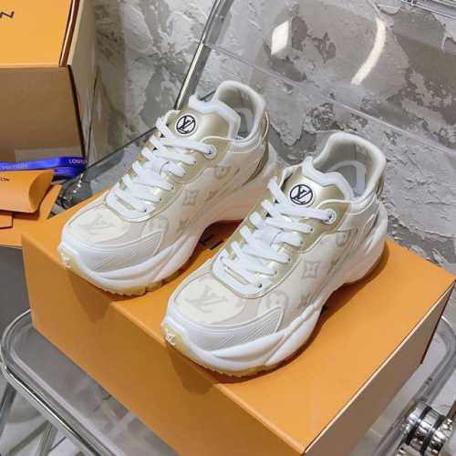 顶级代购版本 LV Run55系列 23ss新款休闲增高运动鞋 原版p9780购入开发做货 舒适感极佳 像踩在云朵上 鞋面选材原版进口的DK透气网格布面料+tp