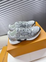 lv L家 驴牌 最新款Olympia系列 情侣款运动鞋 跑鞋~~ lv Olympia 运动鞋融合网格面料与金属质感合成皮革等科技面料 以利落简约设计重绎经典