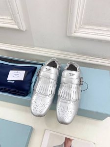 PRADA 普拉达 25 2025春夏新品 专柜走秀款复古流苏半拖鞋乐福鞋系列鞋面：原版高定制牛皮 内里：进口混种羊皮里大底：原版开模防滑大底跟高：平底 鞋码:
