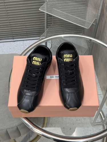 出厂 P330 Miumiu 缪缪早春新品轻便球鞋德训鞋，缪缪大秀上爆出的这双球鞋 后全球各大代购官网火爆上市. 简单很随意不羁又能体现单宁美感，整双鞋子设计简