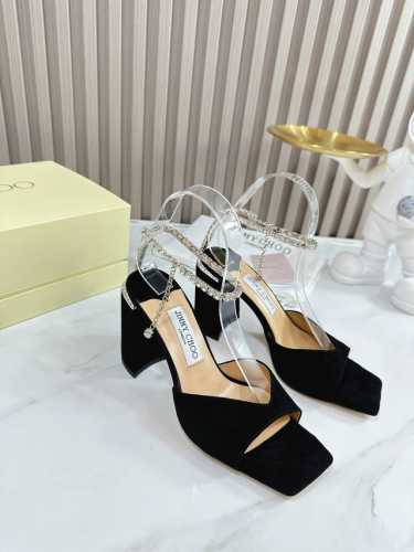 冲量价: JIMMY CHOO 吉米周 是一个非常全面之尊贵时尚生活品牌， 香港,美国等大时尚博主及明星的同款表带女士高跟，中跟，平跟后空凉鞋系列。 澳大利亚尖