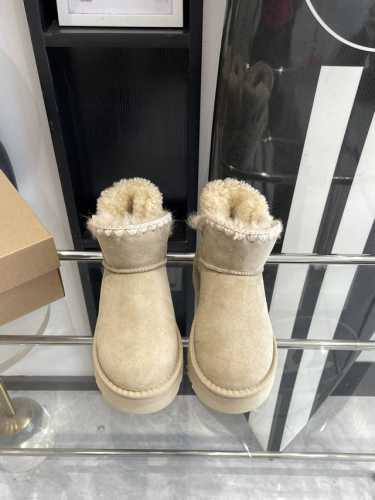 UGG 24ss 秋冬季人手必备单品雪地靴 搭配系数也是百分百 炸好看 比较设计的款，随心所欲 雪地靴显腿细 百搭单品 时尚感十足穿上气场爆涨 瞬间拉长腿型 鞋