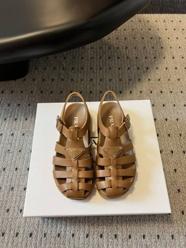 prad* 普拉达 24 罗马凉鞋 时髦人士必备款 好看到爆 原版购入打版开模开发 所有材料均为正品1:1定做 大底超级轻便 太适合夏天穿辣 舒适度无敌了 码数