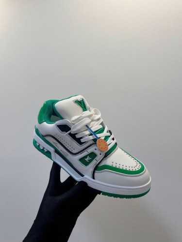钉钉款 LV Trainer Sneaker 一如继往的给足安全感，实物比图片更好看更精致！梦中情鞋击败～99% 多巴胺百搭，糖果色系真的好甜 元气度满满的 奢