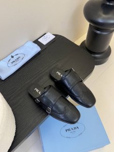半拖 Prada 25ss 普拉达走秀款复古 双扣 半拖鞋单鞋 乐福鞋爆款！走秀款 复古感时髦满满 随意百搭 时尚休闲 独到味道人人都爱也轻松驾驭 每年都会爆.