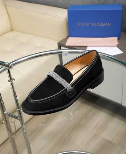 STUART WEITZMAN简称SW 春秋新品，气质女神款 独家上新！品牌畅销乐福鞋的华丽改造。手工镶嵌的水晶打造出奢华效果的编织细节，将经典男乐福鞋转变成一