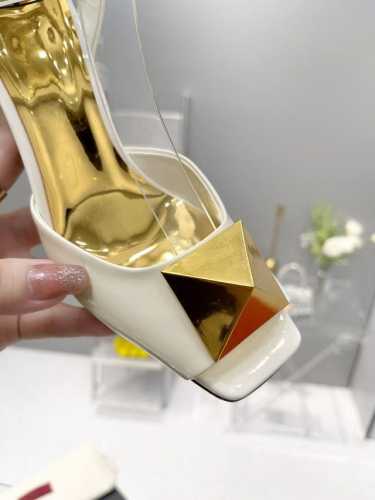 春款V. 家专柜最新款重工打造经典高跟鞋，顶级版本绝对史上最强货 欢迎对比面料釆用进漆皮、内里印度羊皮，大底采用意大利进口真皮大底，舒适好穿楦型与专柜一致，优雅