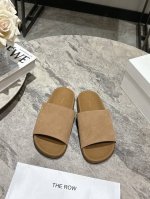 The Row 经典春夏最新品复古 一字勃肯拖鞋 目前穿过最舒服的穆勒鞋 复古色营造出松弛耐看的高级感 太适合不爱穿鞋的松弛人了 穿上休闲慵懒松弛感拉满 鞋面
