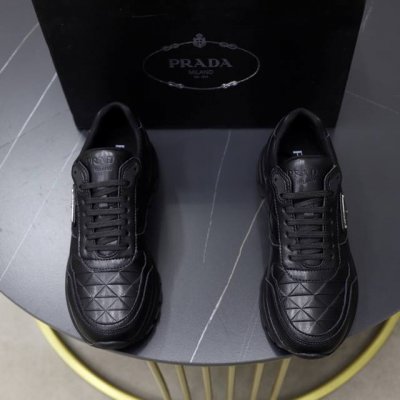 出厂价pp： 品牌：普拉达prada 标准码：38-44 45订做 等级：官网同款 材料：原版材料拼接 舒适透气内里 轻便耐磨运动大底 款式类别：男士时尚休闲鞋