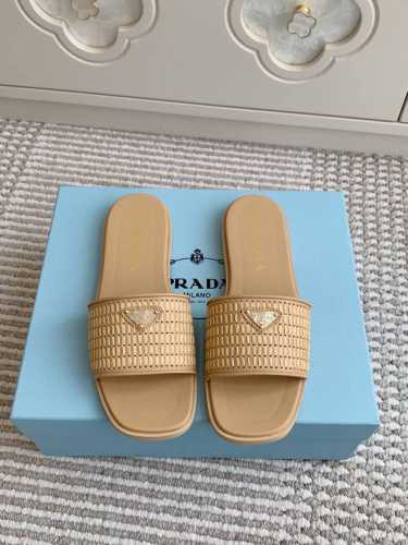 prada普拉达三角标平底编织拖鞋 顶级品质 这款平底鞋以菲拉草编织，细节经典，彰显精致隽永格调 材质与工艺： 鞋面：原版定制菲拉草拼牛皮 全羊皮垫脚 真皮大底