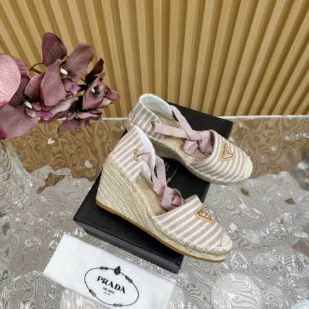工厂p价 女装女鞋 运动原单普拉达 prada 年早春 这款三色拼色海军条纹 坡跟防水台高跟鞋 编织圆头坡跟系带坡跟渔夫鞋 用经柔软的3S拼色海军条纹面料 材质 - 点击图像关闭