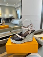 L V 2025 最新走秀款厚底麻绳凉鞋 香港原版购入一比一开模 今年的款式比去年增加了新原素 显得更为大牌 皮面款采用原版牛仔配仿旧打蜡牛皮 内里垫脚全羊皮