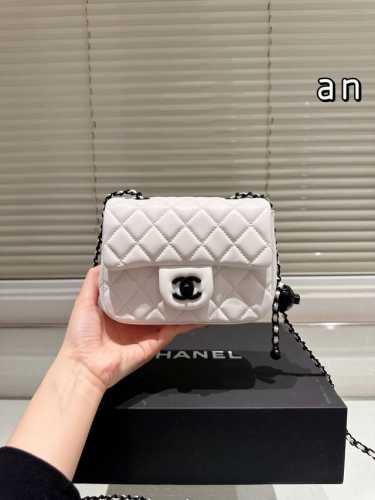 Chanel 方胖子 容量一如既往的够用，可以放手机 圖 日常琐碎用 品，能手提能斜挎 可这是使用率超高的一款，看厌 了经典款的仙女们可以入这款的的更特别，更优