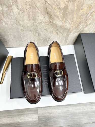 dior 迪奥 男士精品乐福鞋，这款 Dior Granville 乐福鞋是男装系列新品，彰显都市风范。采用棕色粒面牛皮革精心制作，搭配对比鲜明的缉面线，鞋面饰