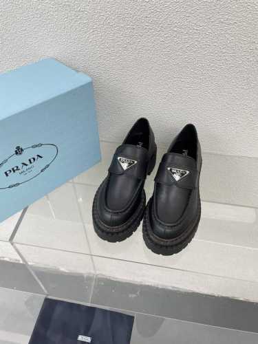 厚底乐福鞋 Prada 简约设计 搭配三角标 Logo 的设计和简约的线条 很有格调 简单纯粹得色调 原版开模 舒适炸街 黑色 面料选用小牛皮 Logo 一体成