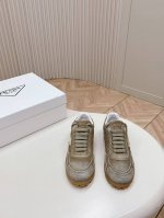 出 顶级版本：女款 Prada普拉达 P家 麂皮 复古 擦色 三角标 休闲 运动鞋 原版购入开发 做货 这款运动风百搭运动鞋采用绒面皮革材质和褪色效果处理，饰有