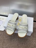 工厂p价p 迪奥 Dior 2025 春夏新款 D-Lane 果冻色镂空粗跟女鞋 Cd字母Logo五金扣低跟圆头露趾凉拖鞋 市面顶级版本 材质:鞋面进口小牛皮+