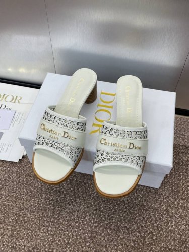 工厂p价p 迪奥 Dior 2025 春夏新款 D-Lane 果冻色镂空粗跟女鞋 Cd字母Logo五金扣低跟圆头露趾凉拖鞋 市面顶级版本 材质:鞋面进口小牛皮+