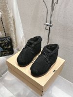 UGG 新款明星同款拼色厚底毛毛拖鞋 半拖 短靴 雪地靴 内里羊毛一体 保暖性能卓越 耐磨橡胶底 鞋子抓地力更好 拥有这一双UGG 让小脚丫在寒冷冬日始终温暖舒
