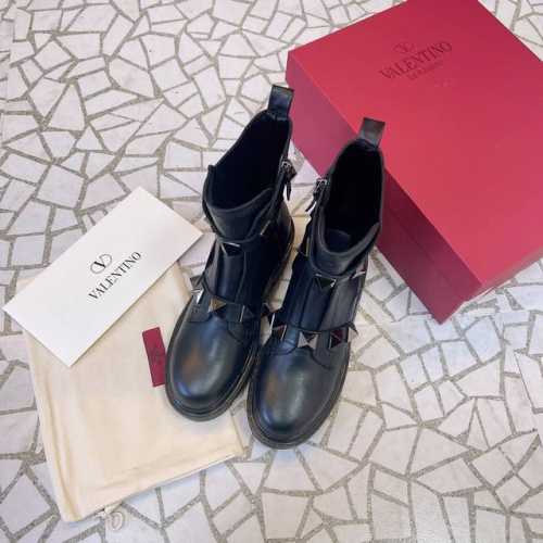 Valentino ONESTUD系列秋冬靴鞋也太好看了 特别有质感的五金衬托出满满的高级感 上脚后惊呆的美超级显脚瘦！简约气质款式！ 代购级别新一季不负期待！