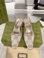 Gucci 女士Gg后系带烫钻凉鞋 女士鞋履系列从20世纪90年代和21世纪初的典藏设计中汲取创作灵感，缔就蕾丝、仿水晶和清透面料等迷人细节。这款芭蕾凉鞋由饰有