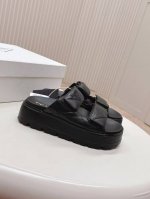Prada 普拉达2025春夏新款凉鞋 罗马厚底魔术贴凉鞋 拖鞋 最新走秀款，经典升级 舒适度与时髦度并存 每个颜色搭配都好看，设计搭配不同风格需求 鞋面：原版