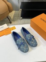 出厂价： Gloria乐福鞋系列 本款gloria乐福鞋采用经典monogram花式，与手工缝纫鞋面共同传递轻盈与柔软质感。皮革鞋带端头铭纹与精巧 Lv Cir