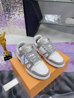 高版本跑量价礼盒包装 原版开发 品质出货 欢迎对比 Lv板鞋系列 Lv Trainer Maxi运动鞋将成衣系列的宽松廓形引入Virgilabloh笔下的Lvt