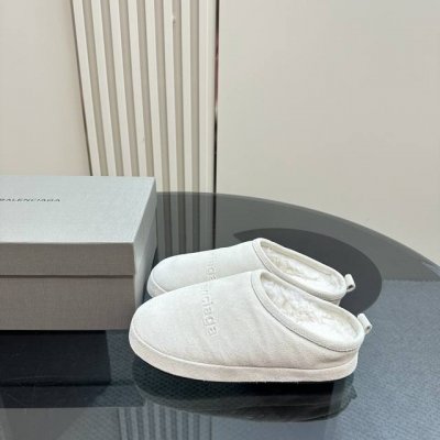 Balenciaga ss24 new arrival～ 巴黎世家2024秋冬新品秀款毛拖时髦精穿搭必备单品 Demna独有的审美和理念简直就是反时尚的叛逆者，