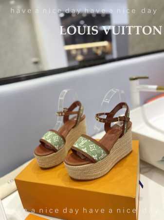 出厂 Loui*Vuitton 最新走秀款厚底凉鞋 香港原版购入一比一开模 今年的款式比去年增加了新原素 显得更为大牌 皮面款采用原版树膏皮牛皮 内里垫脚全羊皮 - 点击图像关闭