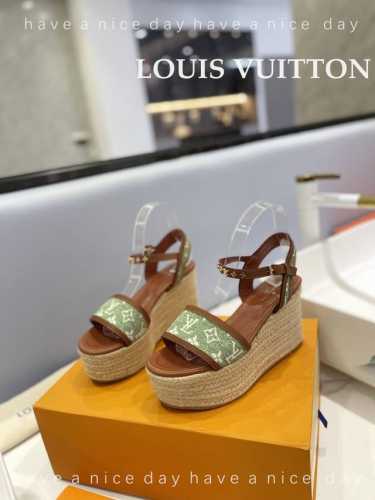 出厂 Loui*Vuitton 最新走秀款厚底凉鞋 香港原版购入一比一开模 今年的款式比去年增加了新原素 显得更为大牌 皮面款采用原版树膏皮牛皮 内里垫脚全羊皮