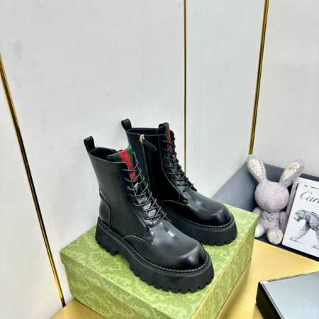 出厂价 2024最新版古琦GUCCI百搭绑带马丁靴，方便穿脱‘品牌织带拼色搭配 跟高：5cm 面料：牛皮 开边珠 内里 垫脚：羊皮里。 大底是发泡大底材质 颜色 - 点击图像关闭