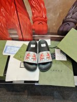 G 家高端男士夏季拖鞋，鞋面材质头层牛皮压印品牌logo，私模大底，细节完美，尽显大牌风范，休闲宽松舒适型，高品质精品，夏季必入哦！ Size：男38-46 女
