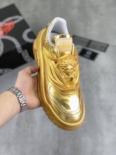 出厂价 实价 Versace 范思哲 正品代购级别，进口原版料，进口原版透气网布面料，拼接牛皮面，进口透气网布内里，时尚滴胶logo胶片搭配，印花图案垫脚，运动