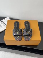 louis Vuitton 25Ss春夏新款 猫跟平底凉拖 Lv经典标志Logo 采用彩色以及鞋面的大面积底色作为对比 创造出鞋面的白三彩或者是黑三彩元素风格，